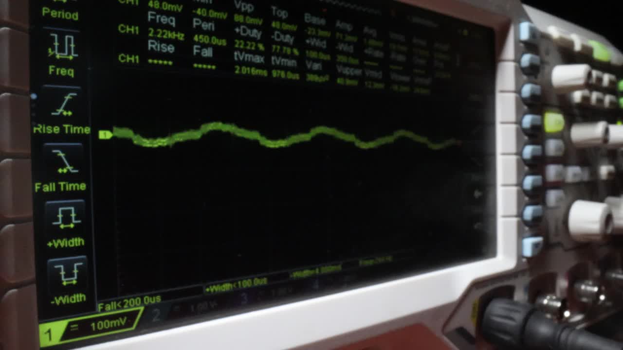 示波器显示屏幕与波长频率平移它视频素材