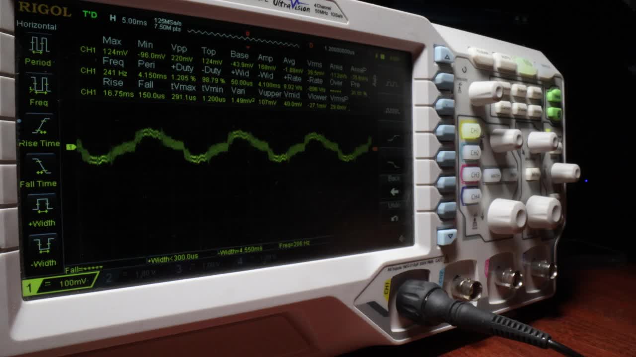 示波器显示屏幕与波长频率平移它视频素材