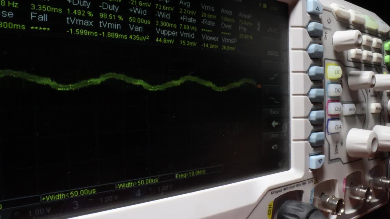 示波器显示屏幕与波长频率平移远离它视频素材