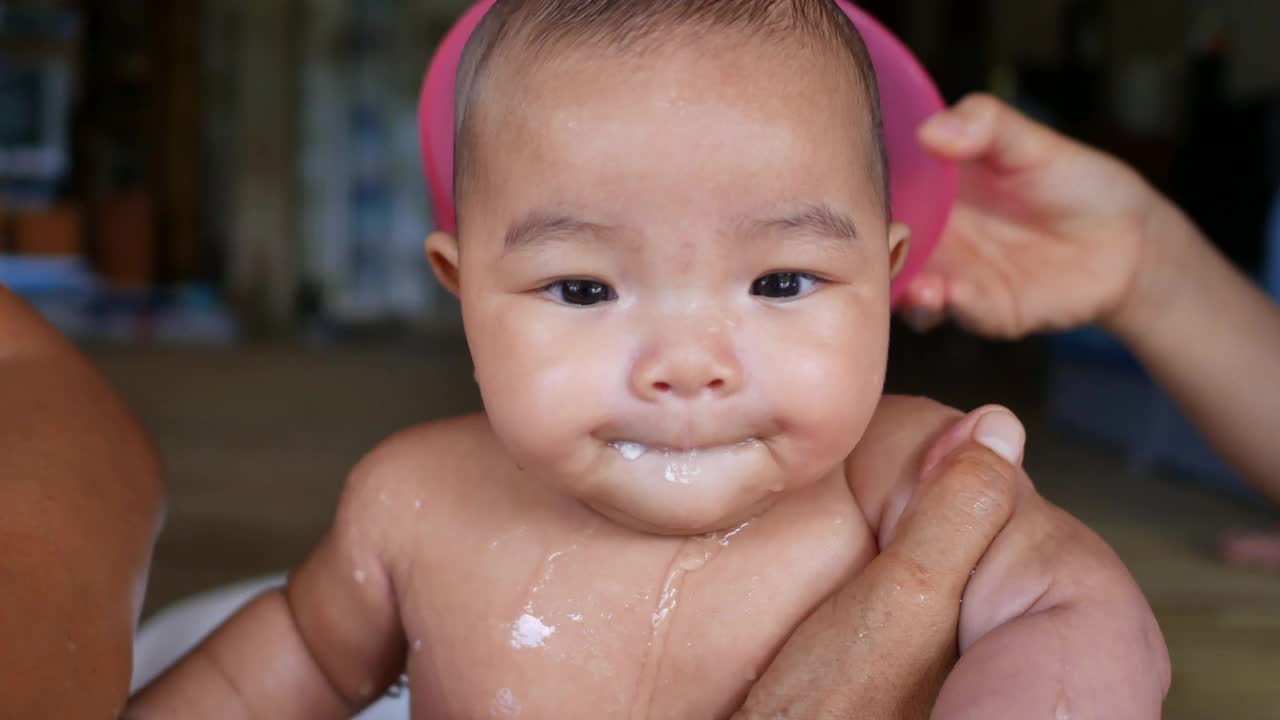 妈妈在给可爱的亚洲小宝贝洗澡视频素材