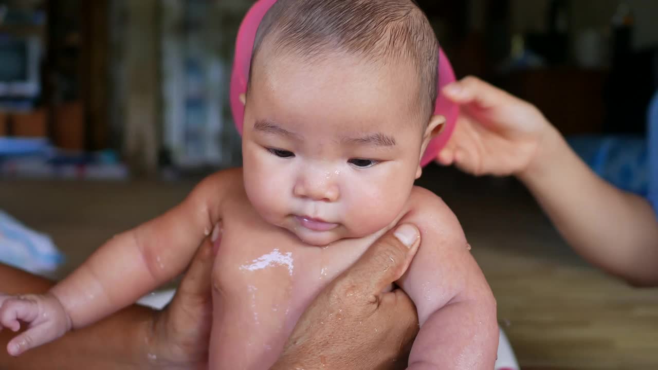 妈妈在给可爱的亚洲小宝贝洗澡视频素材