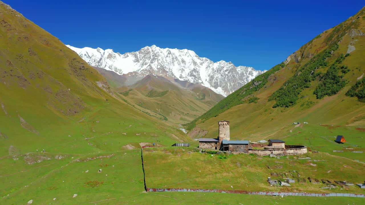 鸟瞰图一架直升机降落在山的背景山谷。视频素材