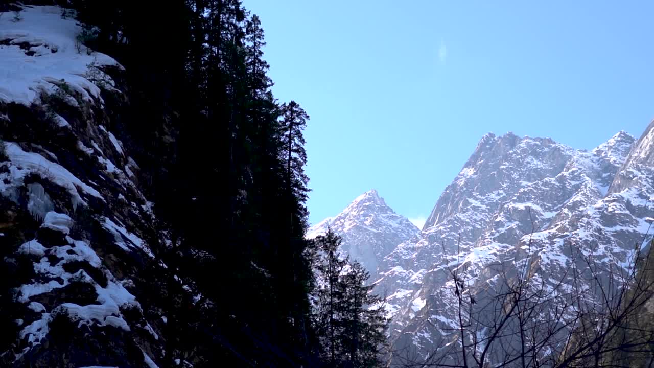 从印度喜马偕尔邦马纳里的索朗山谷看，山顶被雪覆盖视频素材