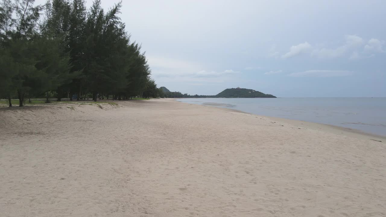 鸟瞰图的海洋和海滩，进入大海视频素材