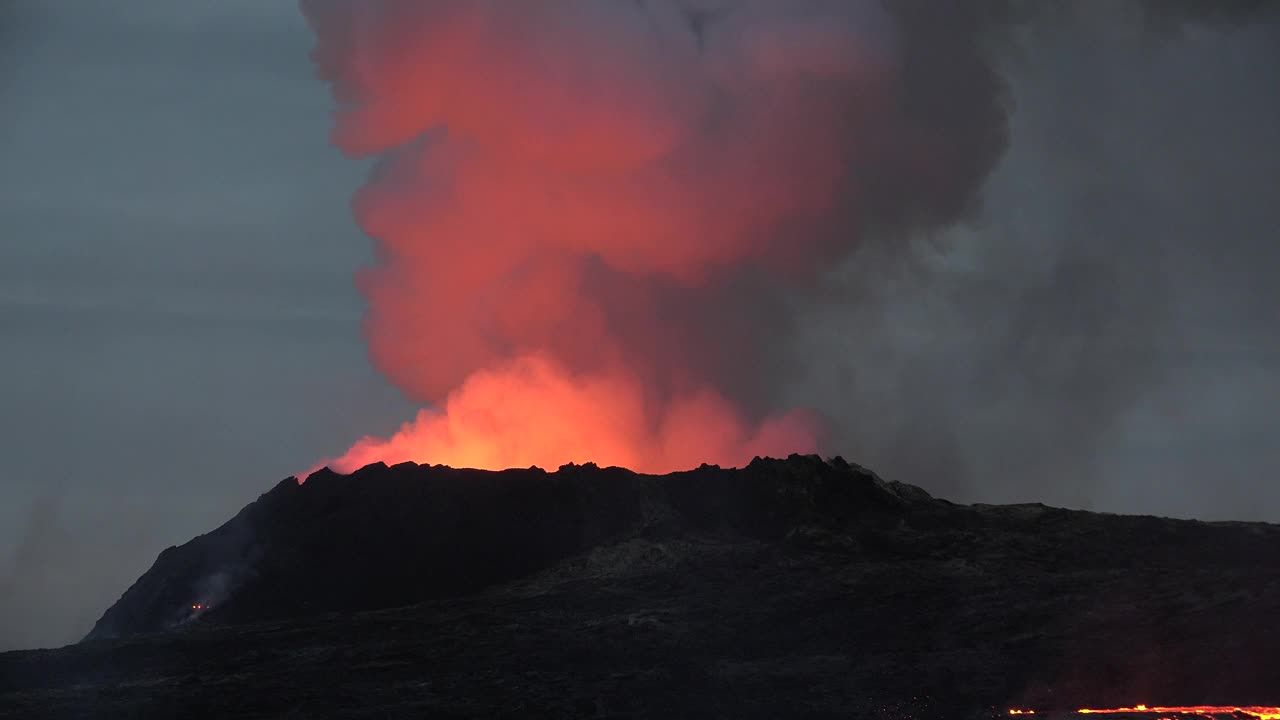 2021年，冰岛、加那利群岛、夏威夷、日本、印度尼西亚和意大利的火山都爆发了。视频素材