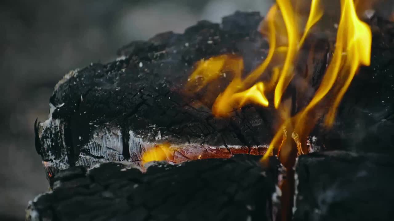 瑞典或芬兰原木蜡烛。夜里，木头里的火在燃烧。在火上做饭。视频素材