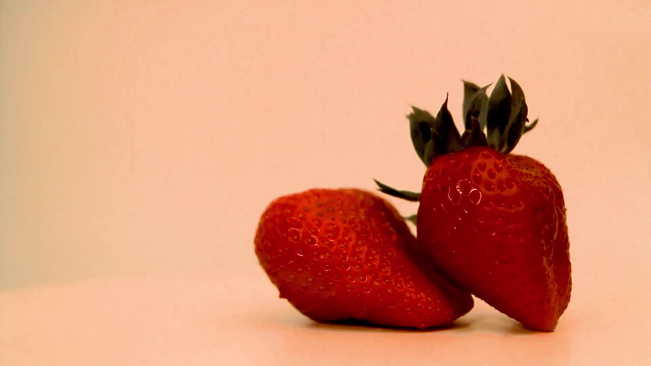 水果-彩色草莓的背景视频素材
