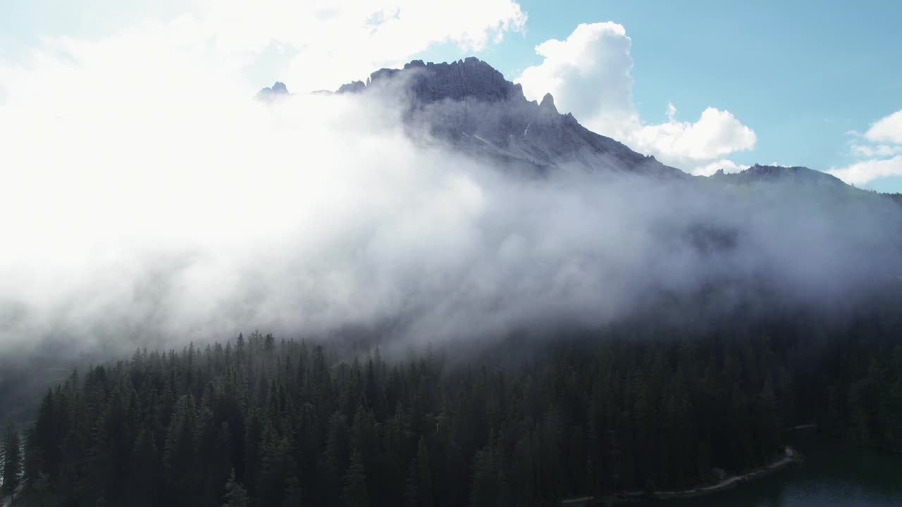 俯瞰蜿蜒的大山的鸟瞰图视频素材