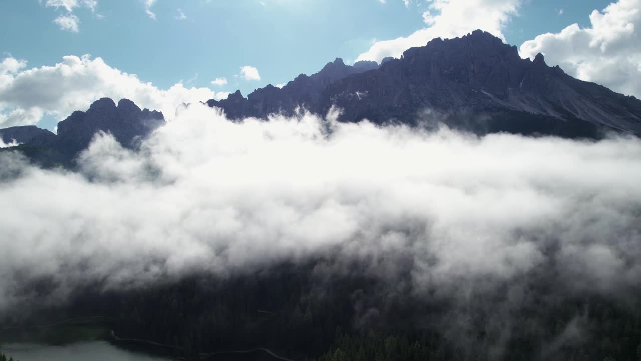 鸟瞰图。在意大利拉瓦雷多峡谷的白云石阿尔卑斯上空飞行视频素材