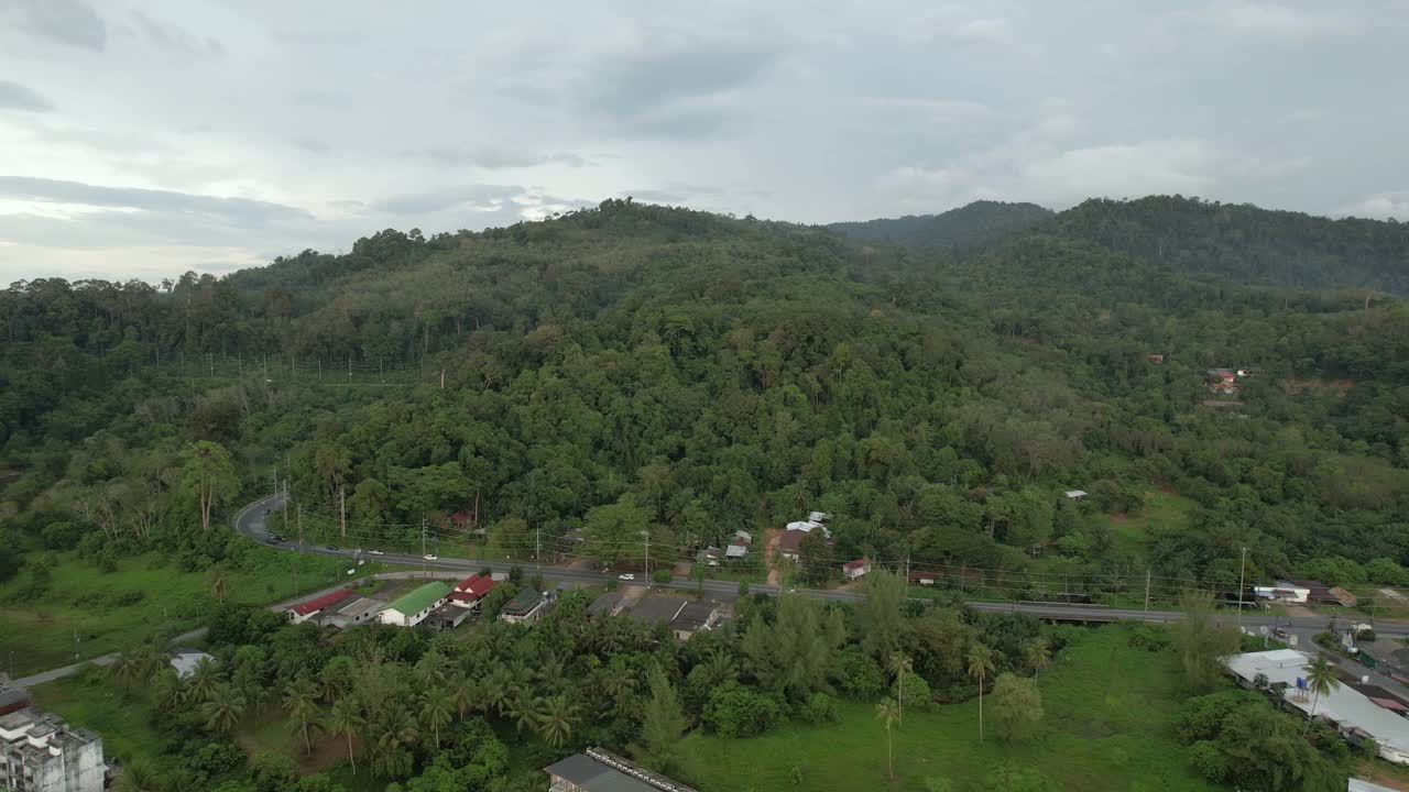 汽车在道路上行驶的鸟瞰图视频素材