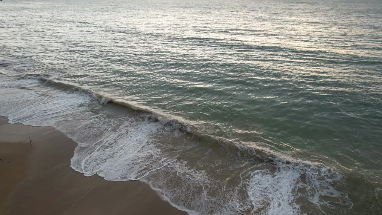 无人机拍摄的海浪拍打在海滩上视频素材