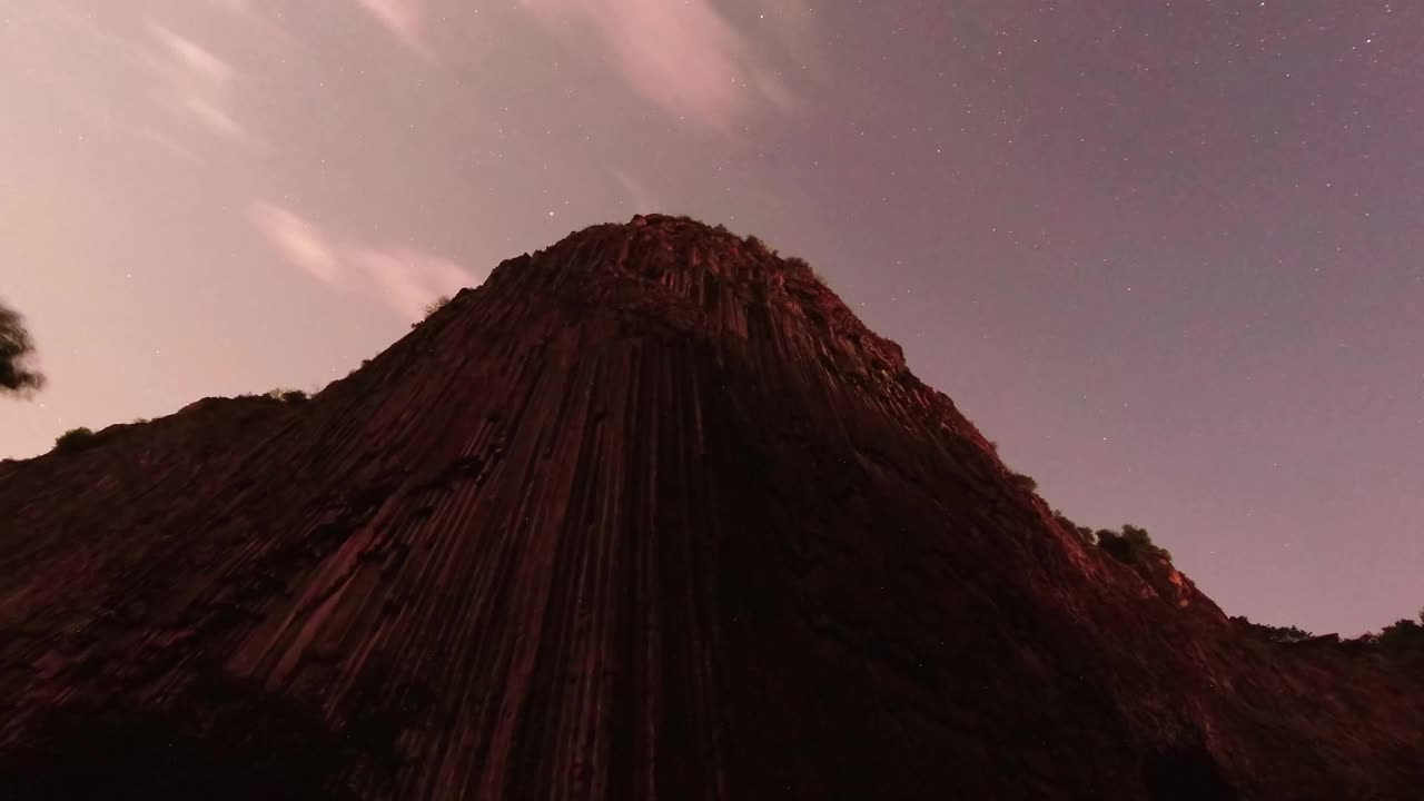 引人注目的高高的石柱在亚美尼亚星空背景下观看视频素材