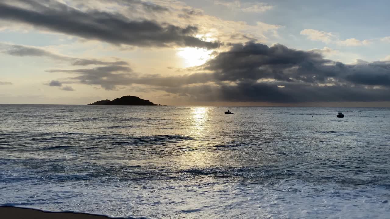 金色黎明的大海，地平线上有一座小岛视频素材