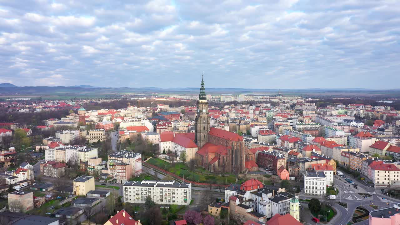 Swidnica,波兰。空中城市与大教堂视频素材