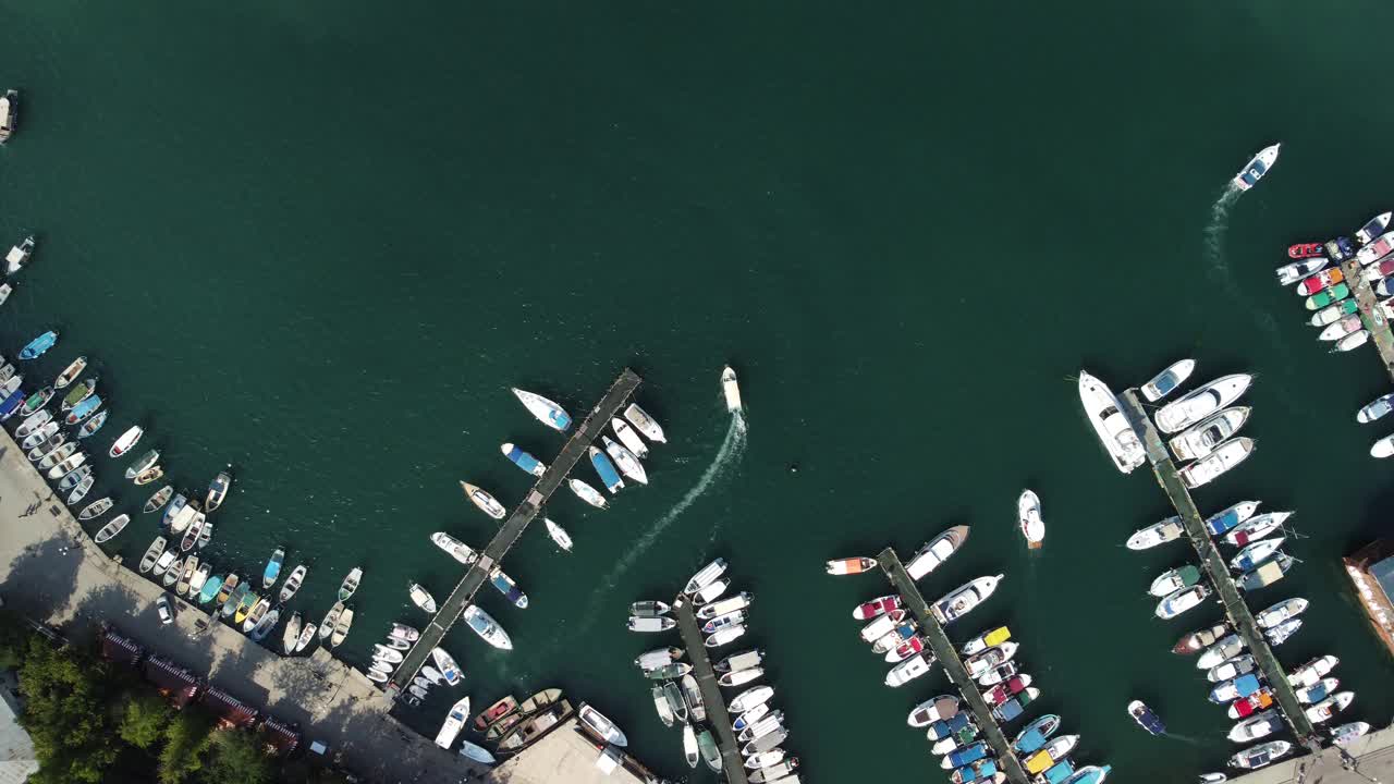 鸟瞰巴拉克拉瓦风景与船和海在滨海湾。克里米亚塞瓦斯托波尔旅游景点。无人机俯视图拍摄的港口豪华游艇，船只和帆船视频素材