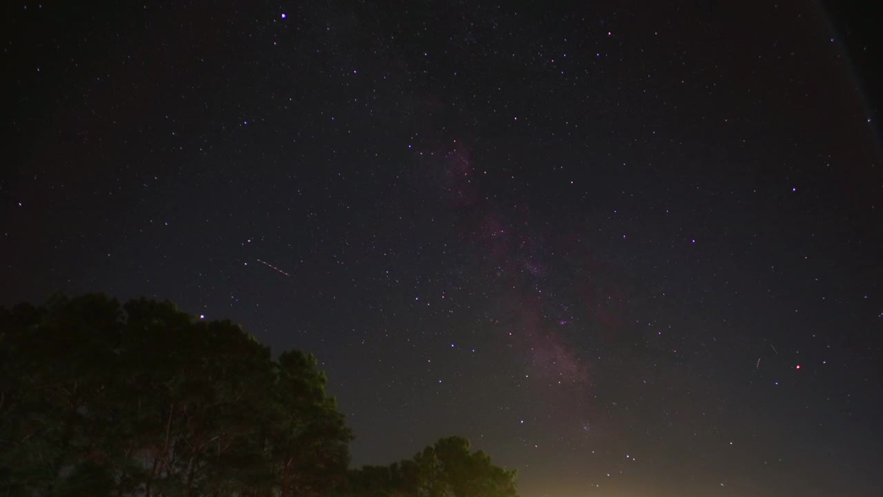 银河从夜空升起，时间流逝视频素材