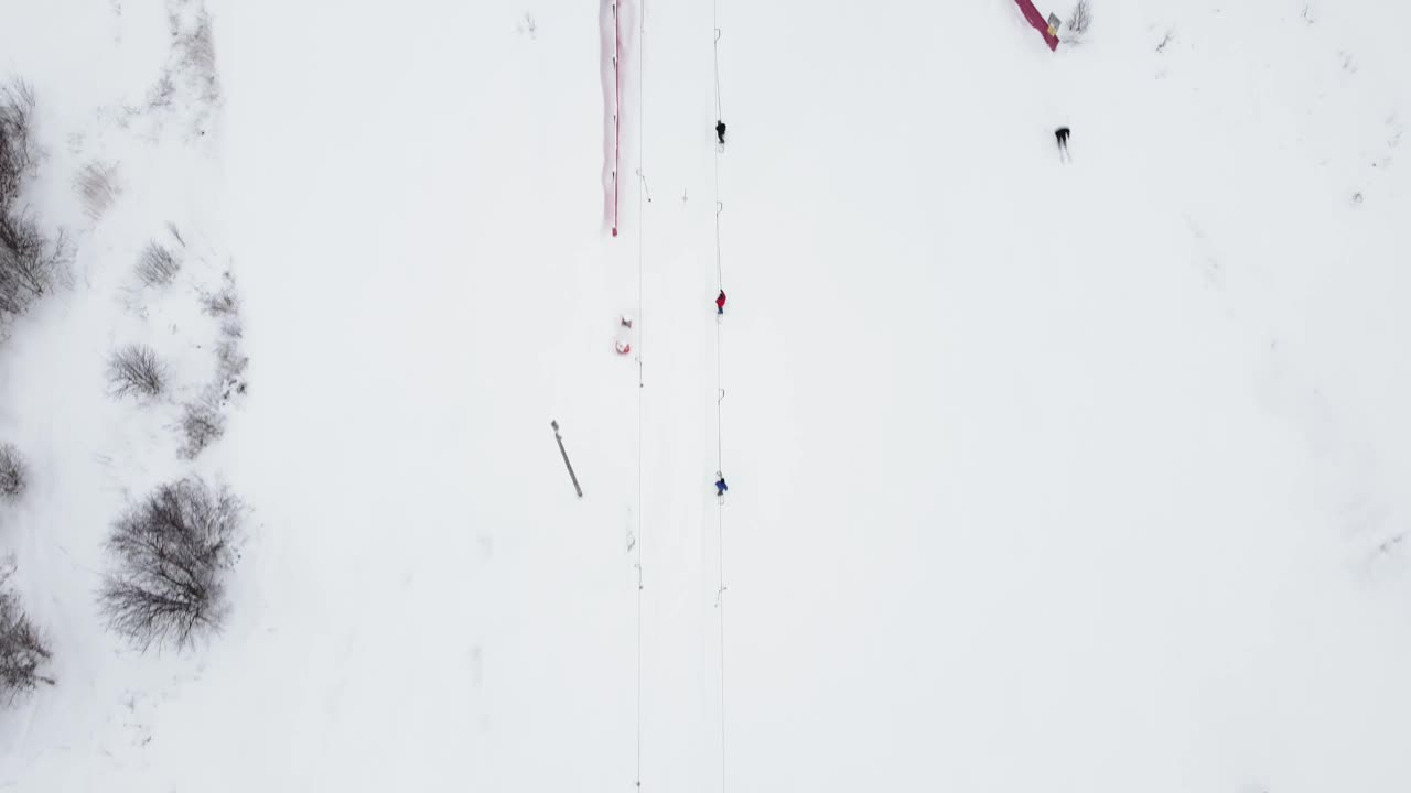 从无人机鸟瞰的一个小村庄，冬天的风景，霜天，一切都被雪覆盖视频下载