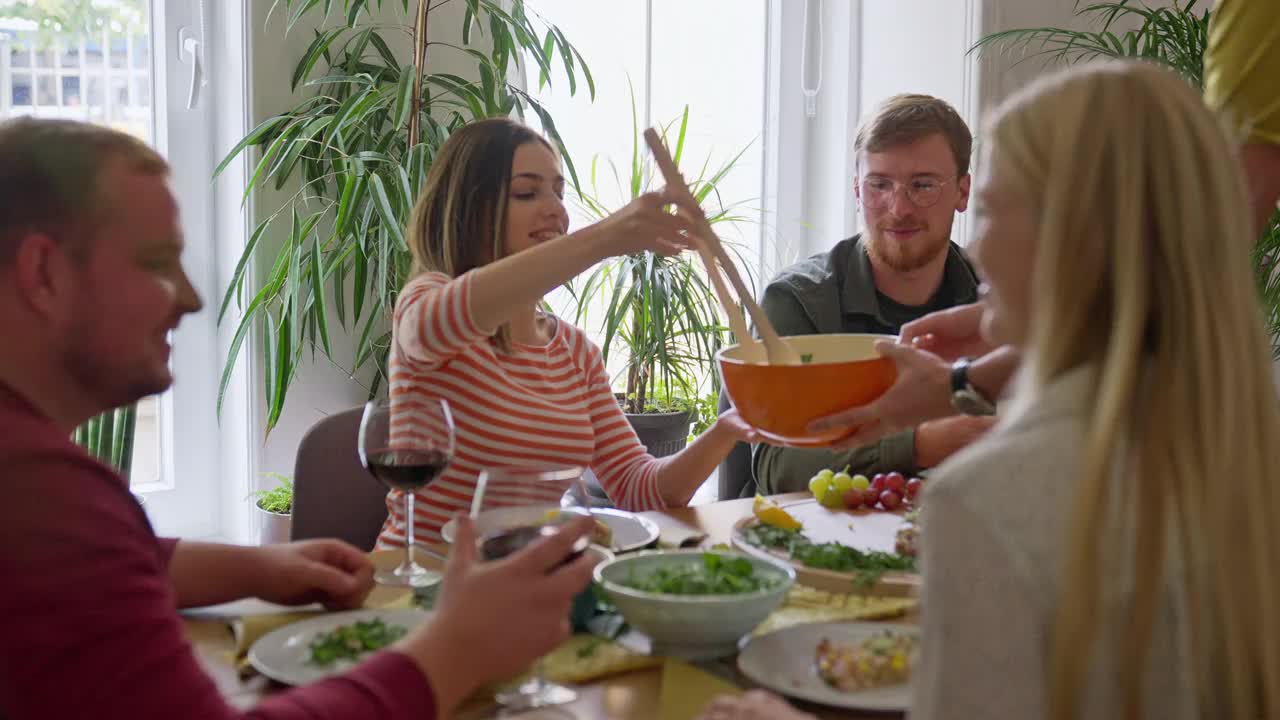 朋友们一起在家里的餐厅吃午饭视频素材