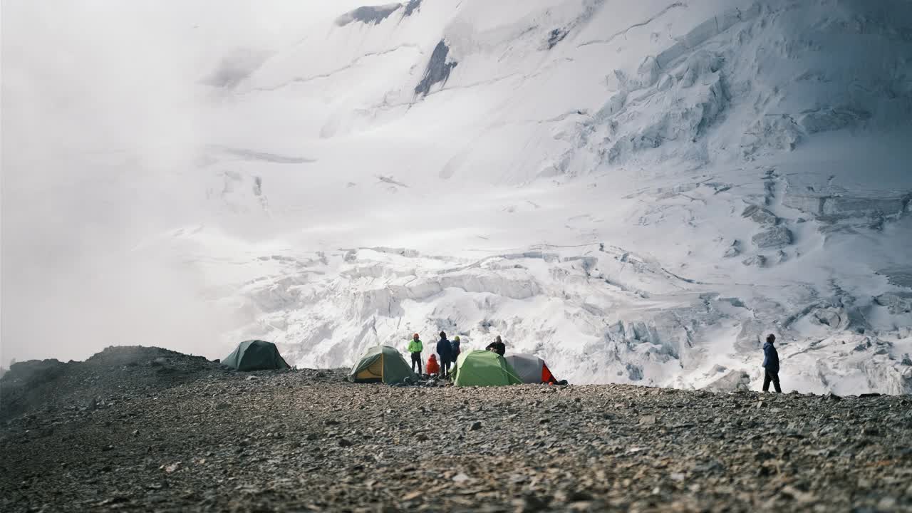 登山者在靠近冰川的帐篷的山上露营视频素材