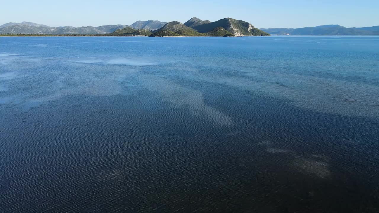 在克罗地亚内雷特瓦山谷的海岸线上的无人机视角视频素材