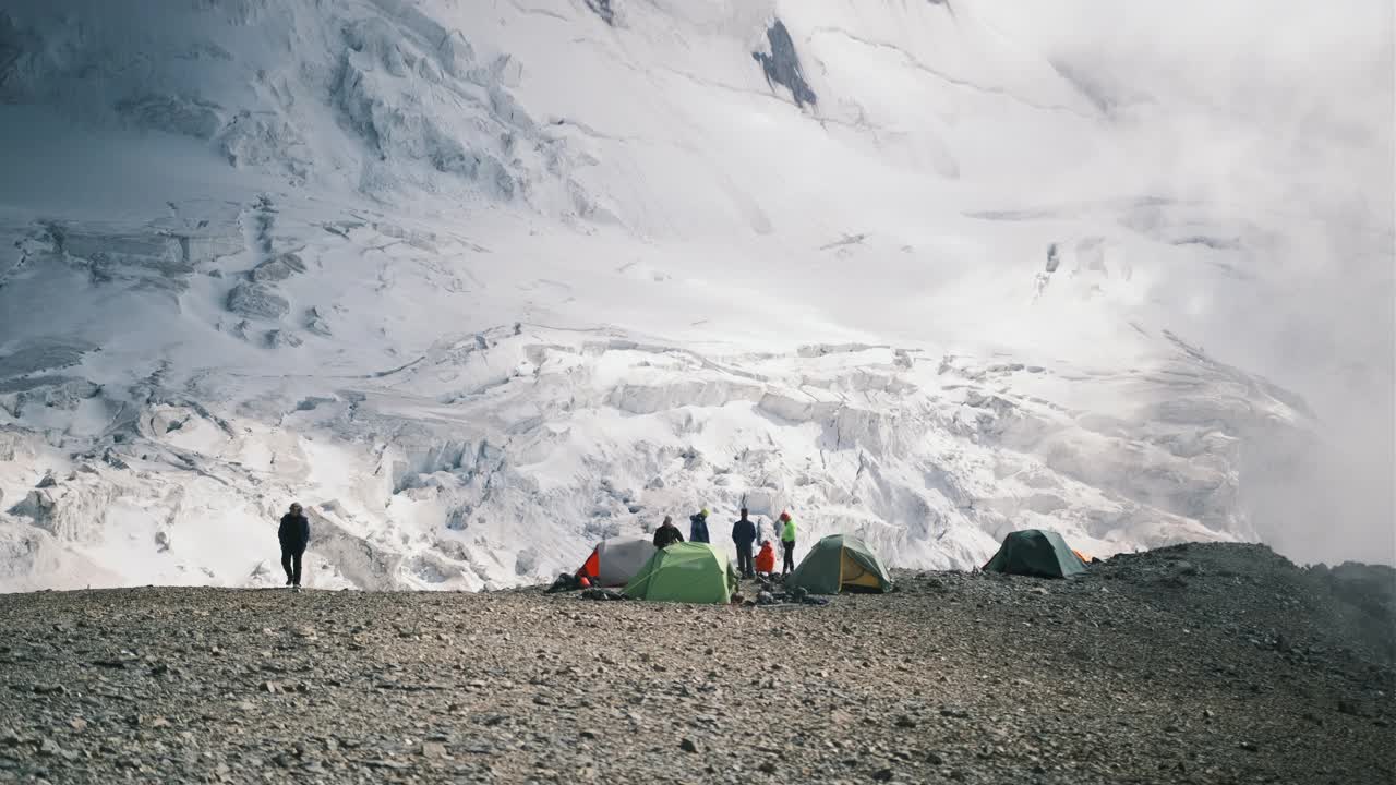 登山者在靠近冰川的帐篷的山上露营视频素材