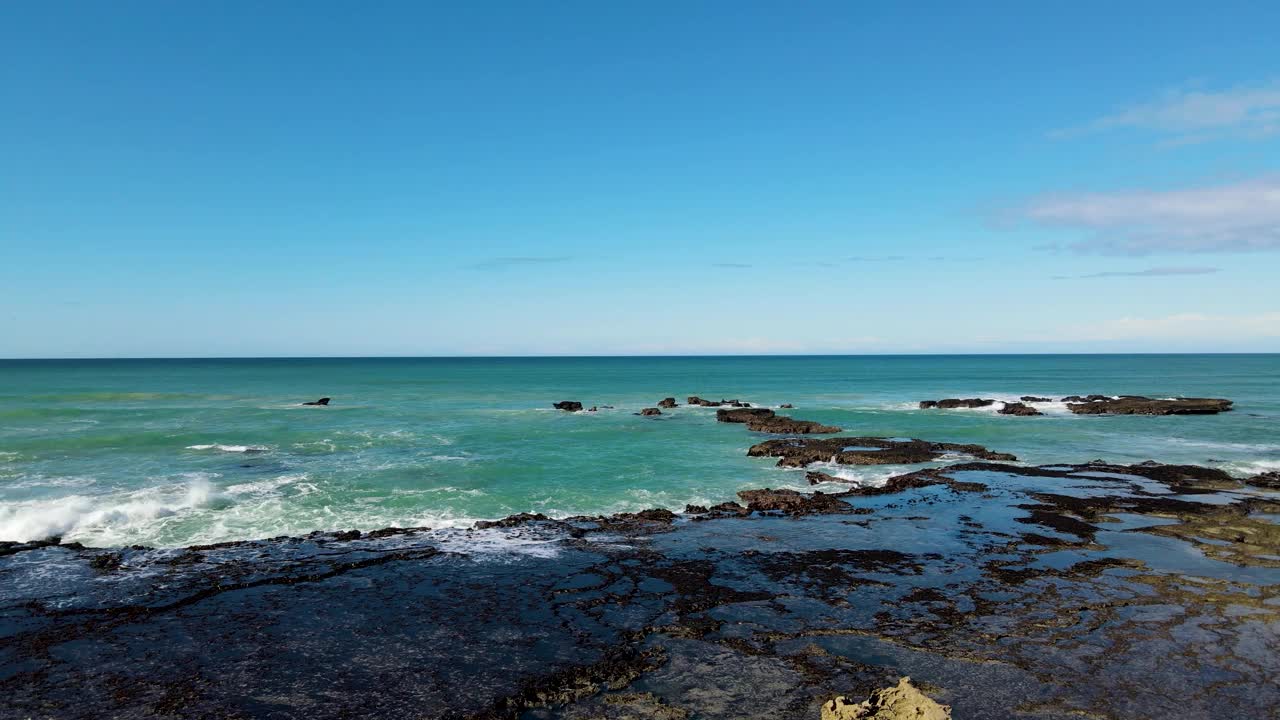 鸟瞰图遥远的Overberg海滩日和海，西开普，南非。视频素材