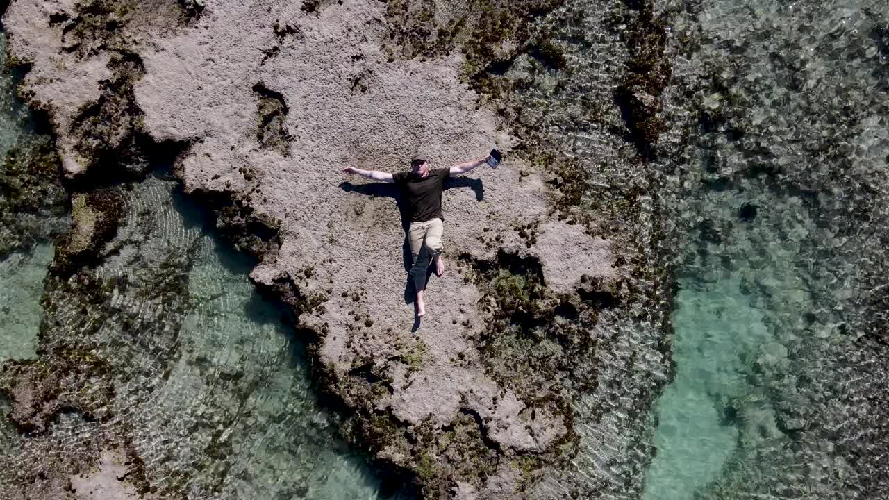 鸟瞰图的遥远的海滩潮汐池男子步行，西开普，南非。视频素材