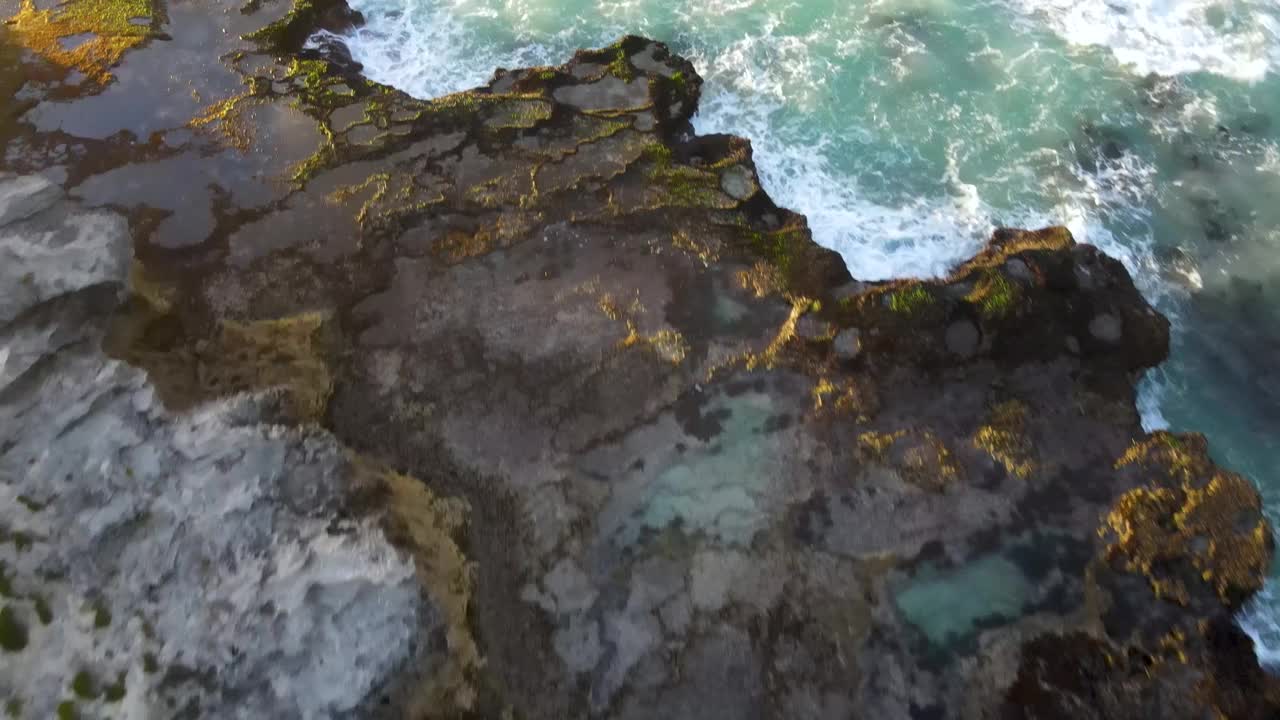 鸟瞰图遥远的Overberg海滩在日出，西开普，南非。视频素材