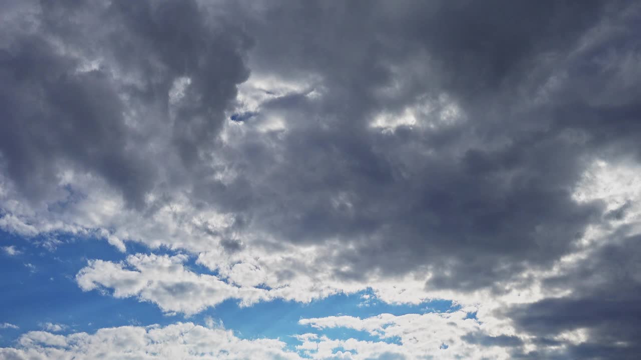 深蓝色灰色雨云在天空移动视频素材