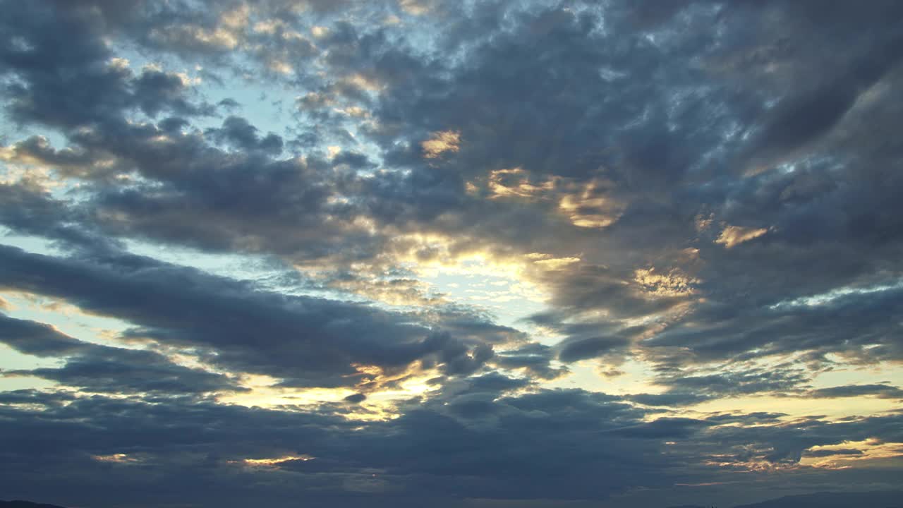 深蓝色灰色雨云在天空移动视频素材