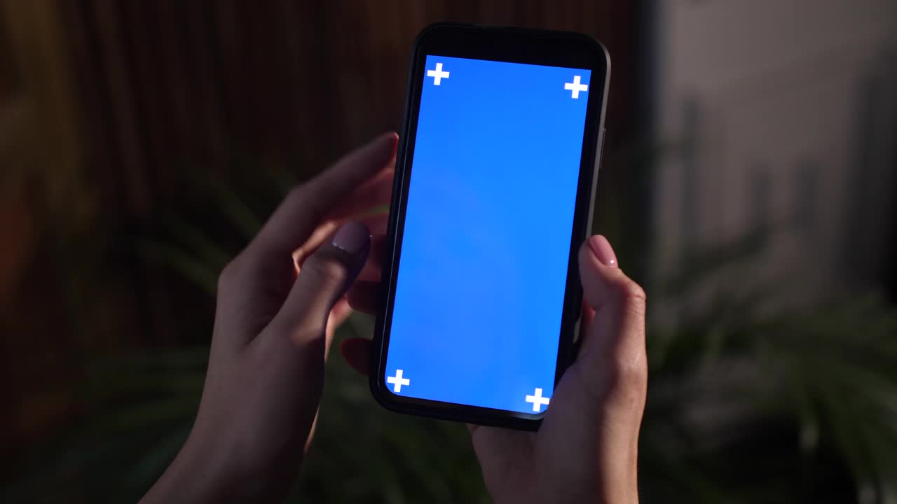 触摸、缩放、轻击和滑动蓝色色度键智能手机屏幕。视频素材