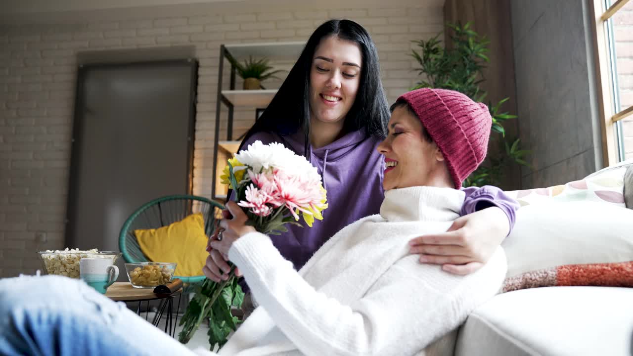 妈妈和女儿带着鲜花视频素材