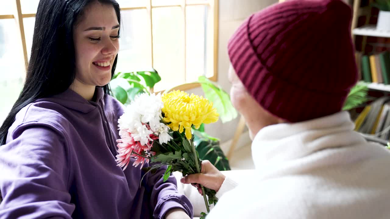 妈妈和女儿带着鲜花视频素材