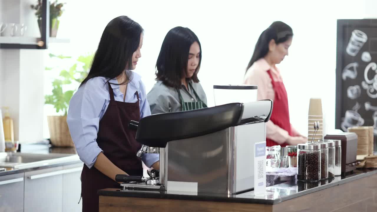 可爱的亚洲华人女孩走在咖啡馆门口，开心地把招牌从关闭到打开，然后兴奋地举手说是。视频素材