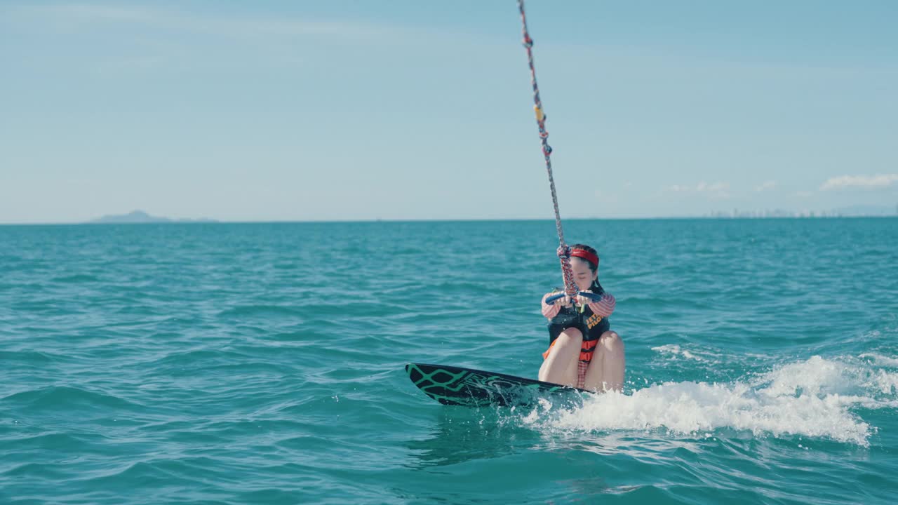 活跃的女人在海里玩冲浪。视频素材