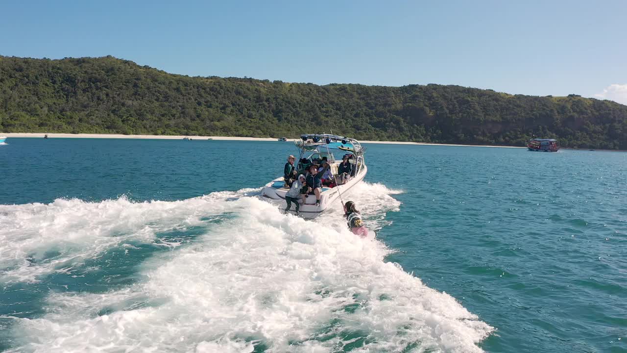 夏季游客在海上享受水上运动。视频素材