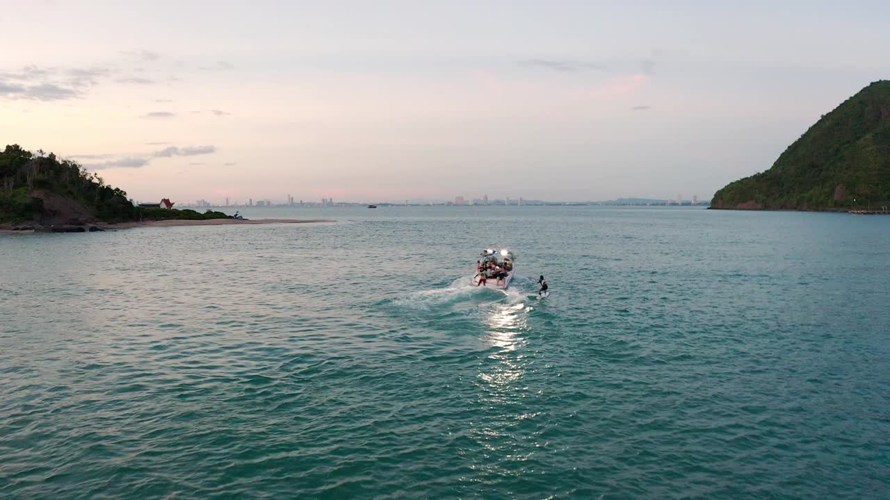 夏季游客在海上享受水上运动。视频素材