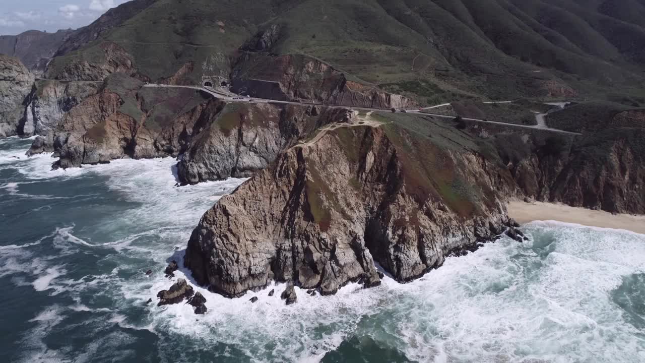 魔鬼滑梯沙坑和小径，涂鸦山和沙坑点的背景。背景是灰鲸湾州海滩。太平洋海岸线和海浪。加州州立1号公路。视频素材