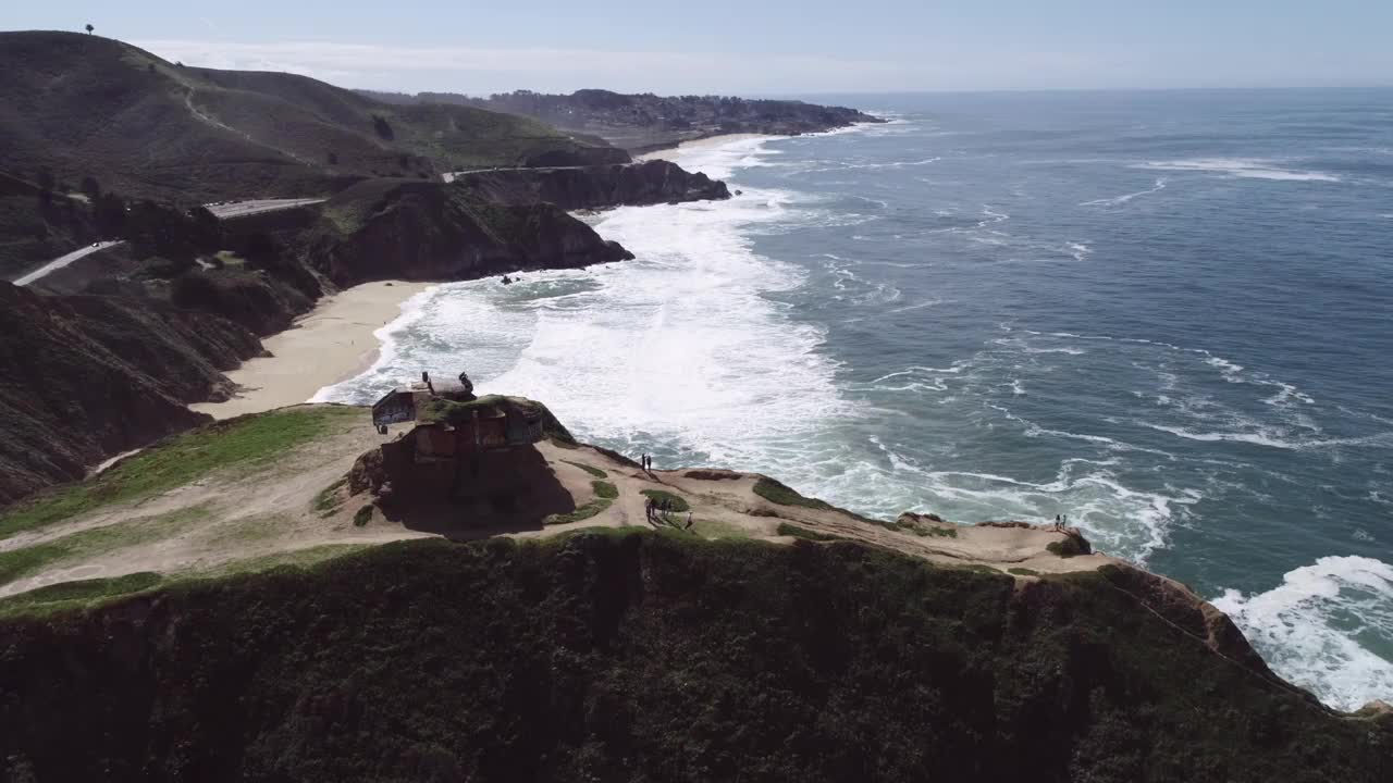 魔鬼滑梯沙坑和小径，涂鸦山和沙坑点的背景。背景是灰鲸湾州海滩。太平洋海岸线和海浪。加州州立1号公路。视频素材