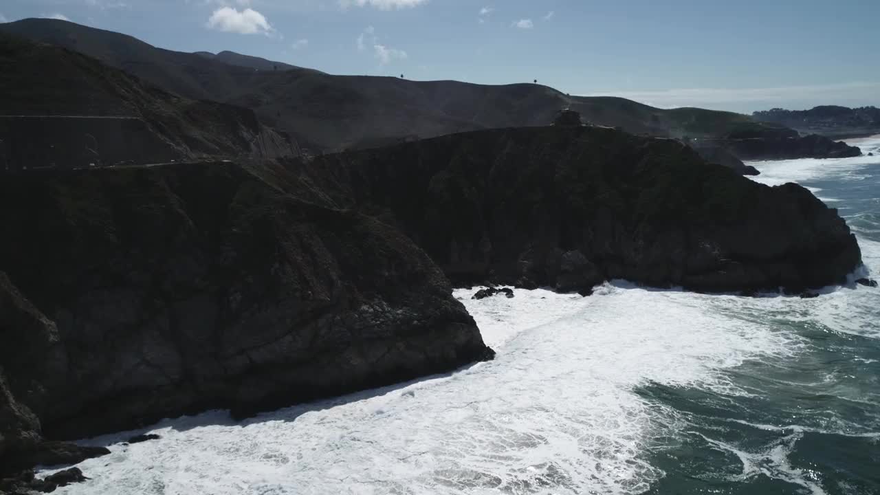 恶魔的滑道，涂鸦山和掩体点的背景。背景是灰鲸湾州海滩。太平洋海岸线和海浪。加州州立1号公路。视频素材