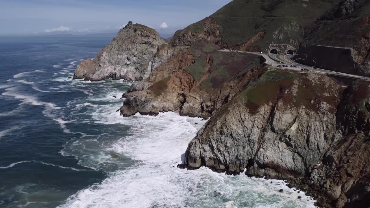 恶魔的滑道，涂鸦山和掩体点的背景。背景是灰鲸湾州海滩。太平洋海岸线和海浪。加州州立1号公路。视频素材