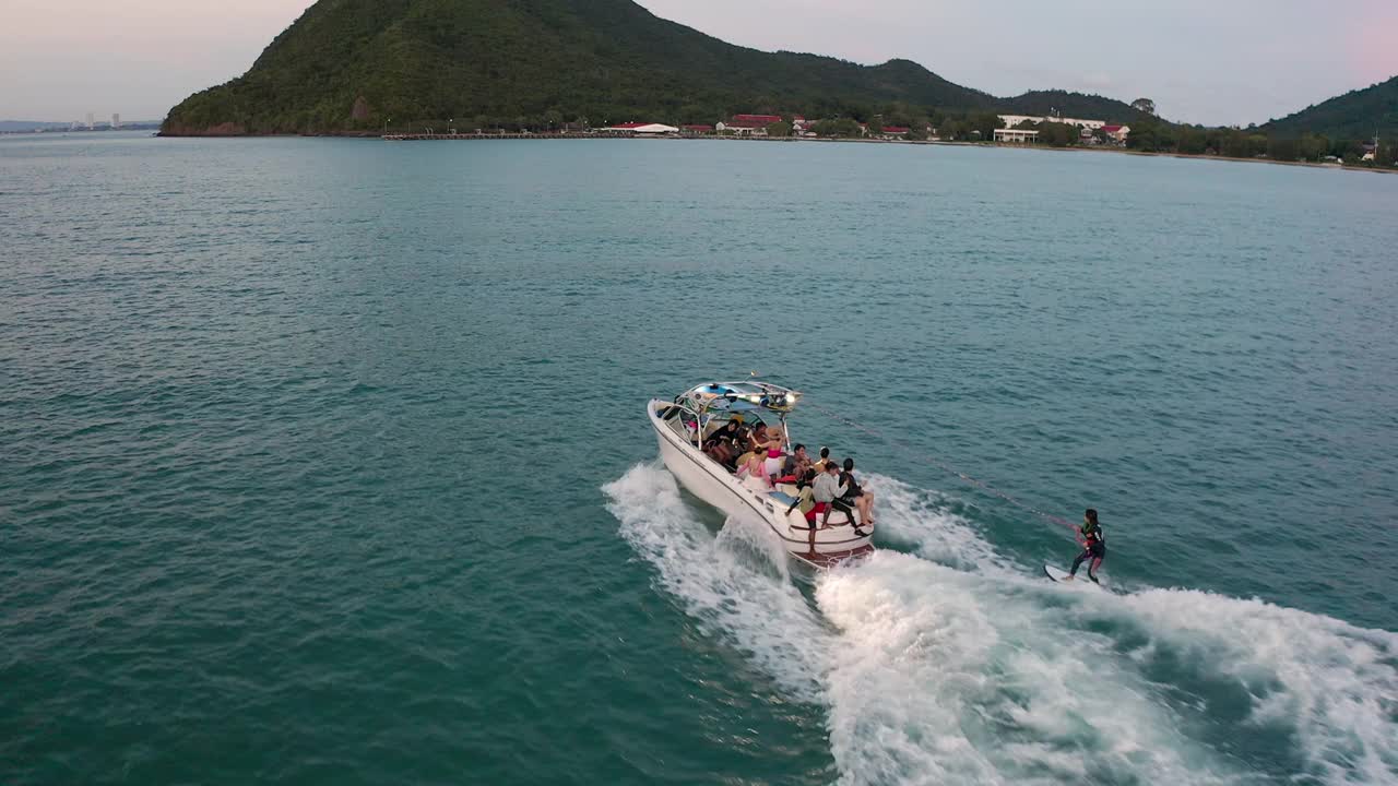 活跃的女人在海里玩冲浪。视频素材