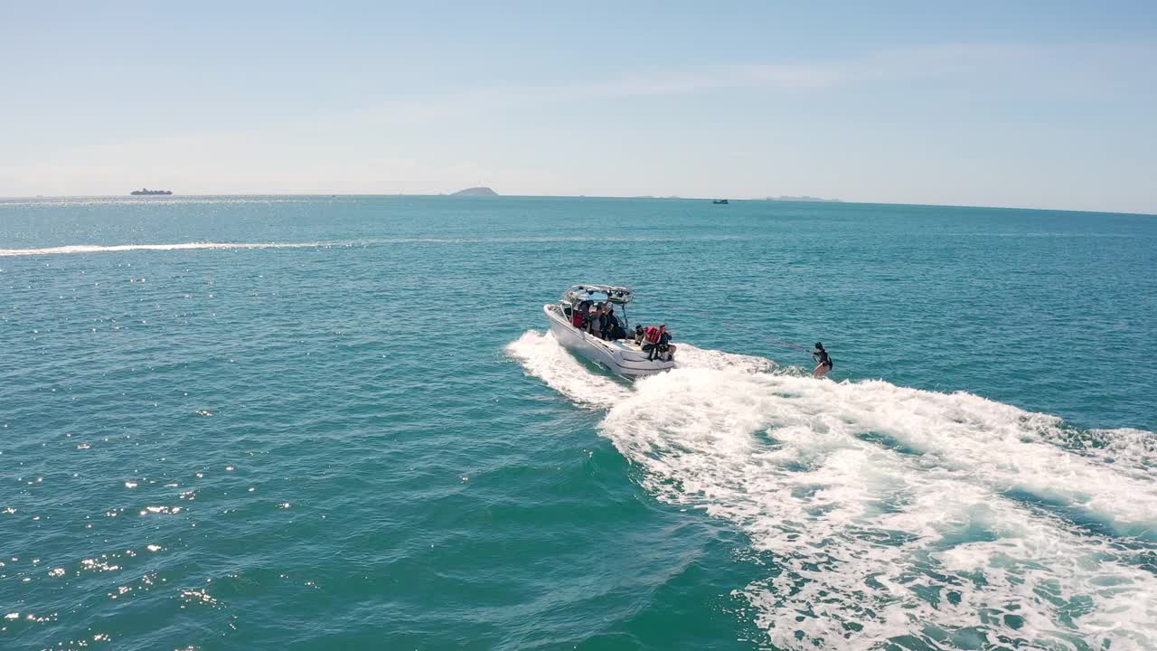 夏季游客在海上享受水上运动。视频素材