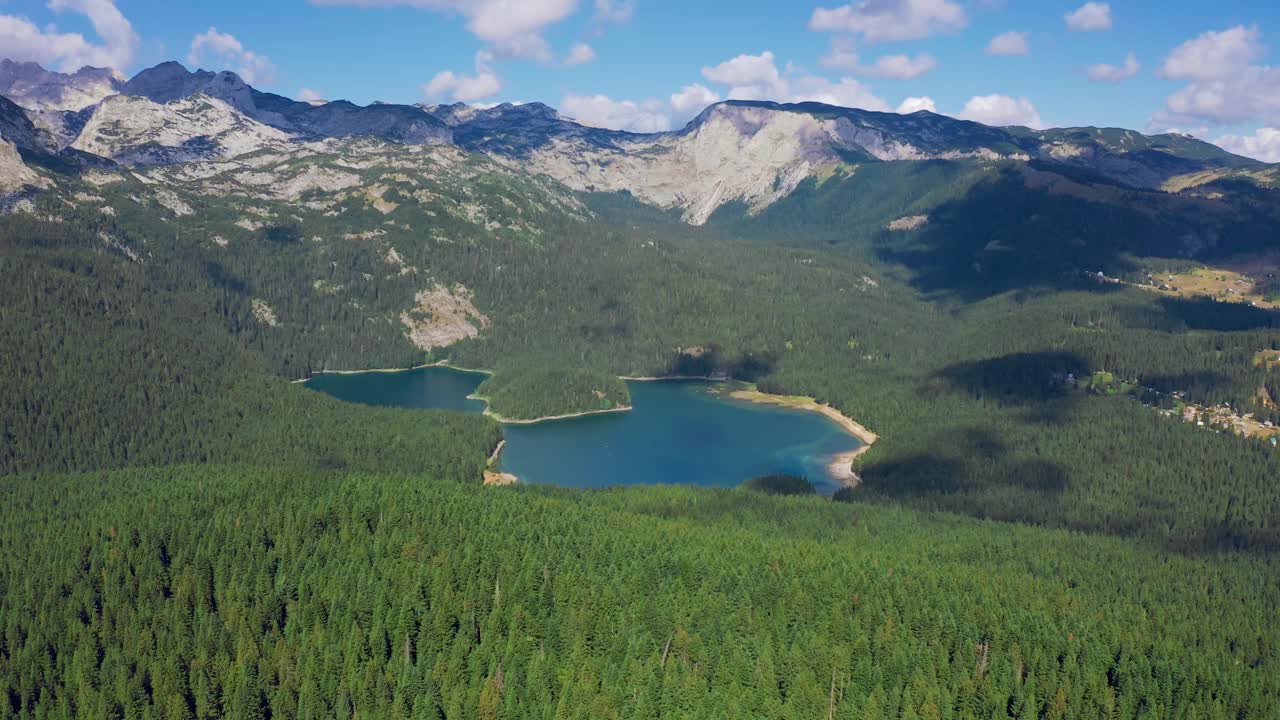 在杜密托国家公园，黑山，巴尔干半岛，欧洲的绿松石湖和松林山脉的鸟瞰图。视频素材