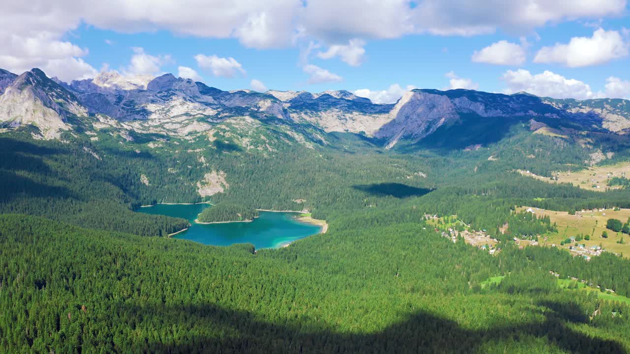 黑山的黑山湖和常绿针叶林。鸟瞰图4 k。视频素材