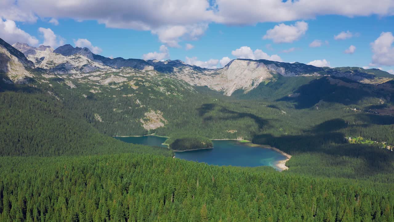 欧洲巴尔干半岛黑山国家公园，杜密托山脉上的蓝色湖泊令人惊叹的鸟瞰图。视频素材