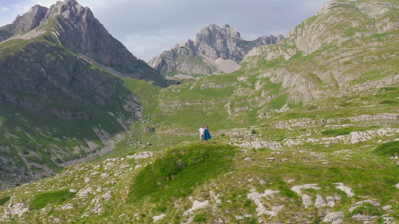 年轻夫妇徒步从Mannlichen通往Kleine Scheidegg与Eiger, Monch和Jungfrau山瑞士阿尔卑斯山在瑞士。视频素材