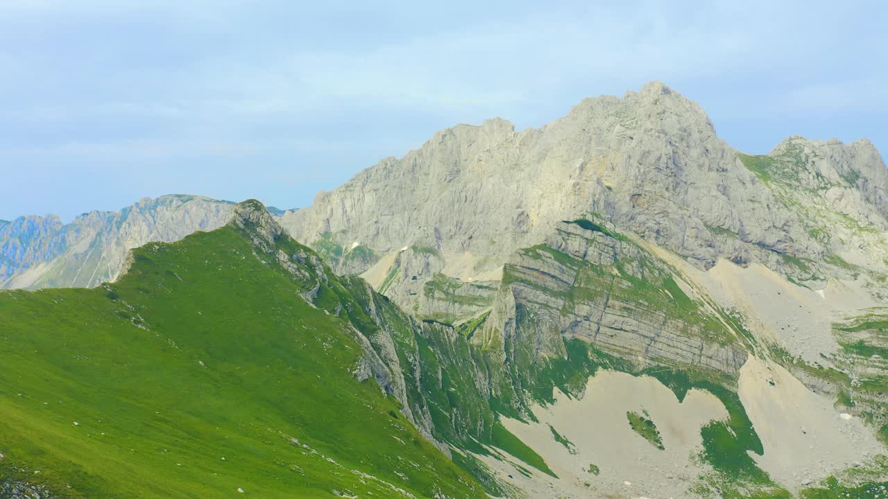 鸟瞰图在Bobotov Kuk和其他山脉在杜米托国家公园，黑山。视频素材