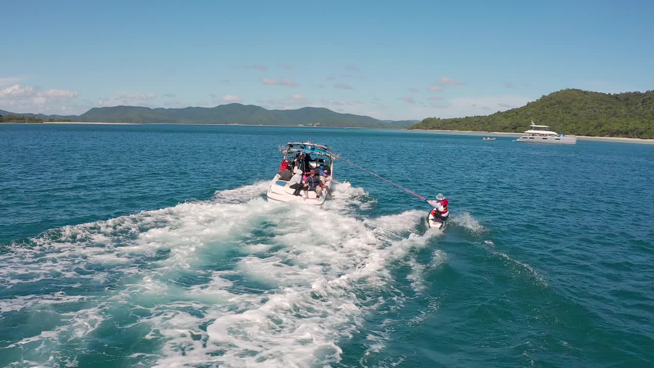 夏季游客在海上享受水上运动。视频素材