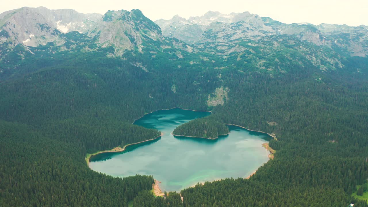 黑山的多米托山，深蓝的湖和常绿的针叶林在多云的天气。鸟瞰图4 k。视频素材